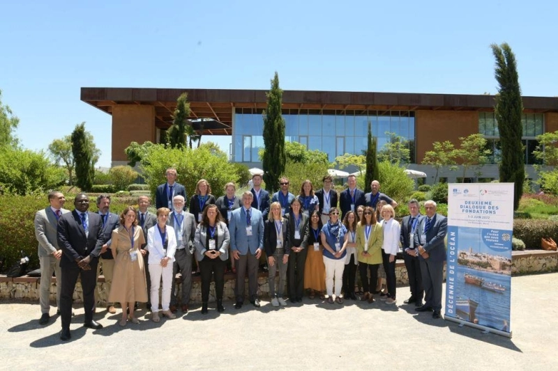 Photo de famille des participants au 2e dialogue des Fondations