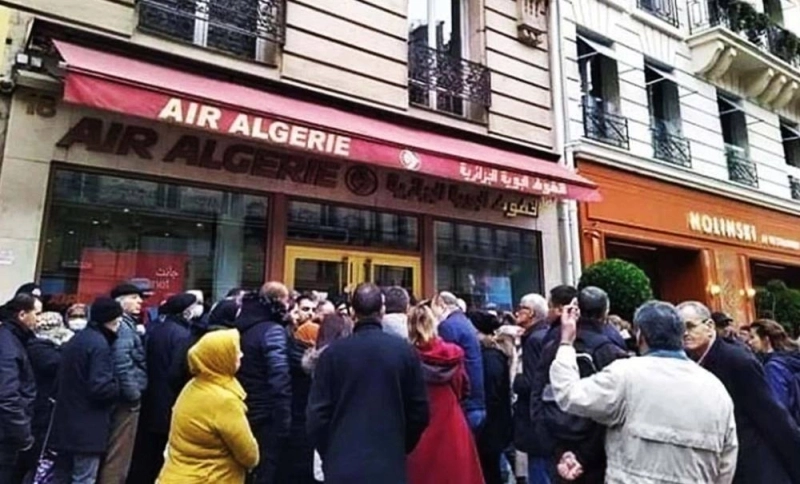 La queue, toujours la queue.