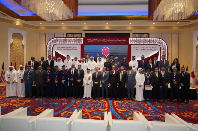 Photo de famille des participants à la Conférence sur la sécurité du Mondial Qatar2022