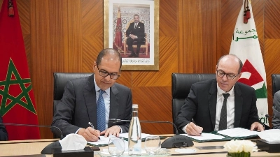 Khalid Safir, Wali Directeur Général des Collectivités Territoriales et Badr Kanouni, président du Directoire du Groupe Al Omrane signant la convention.