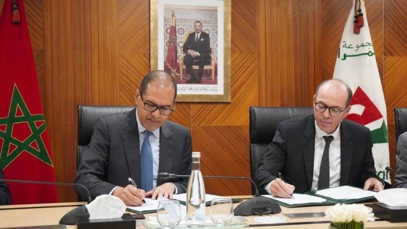 Khalid Safir, Wali Directeur Général des Collectivités Territoriales et Badr Kanouni, président du Directoire du Groupe Al Omrane signant la convention.