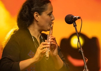 La flûtiste franco-syrienne Naïssam Jalal a ennivré le public avec son incroyable prestation samedi 4 juin 2022 lors du Festival Gnaoua Tour à Essaouira.