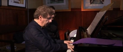 Le compositeur et pianiste français Michaël Levinas interprétant
« Espenbaum » à la synagogue Aben Dana à Fès.