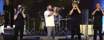 Le trompttiste Ibrahim Maalouf et le groupe Haïdouti Orkestar se produisant sur la scène de Bab Makina à Fès.