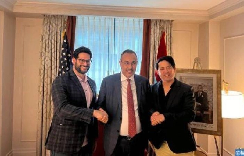 Yanja El Khettat saluant Ari Matityahu et Michael Holtzman