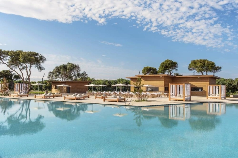 La faible connexion aérienne d'Al Hoceima avec les autres villes au Maroc et à l'international, handicape le développement du tourisme dans la région.