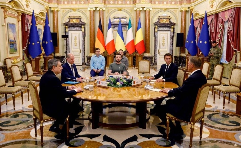 Emmanuel Macron, Olaf Scholz, Mario Draghi et Klaus Iohannis s'entretenant avec Volodymyr Zelensky