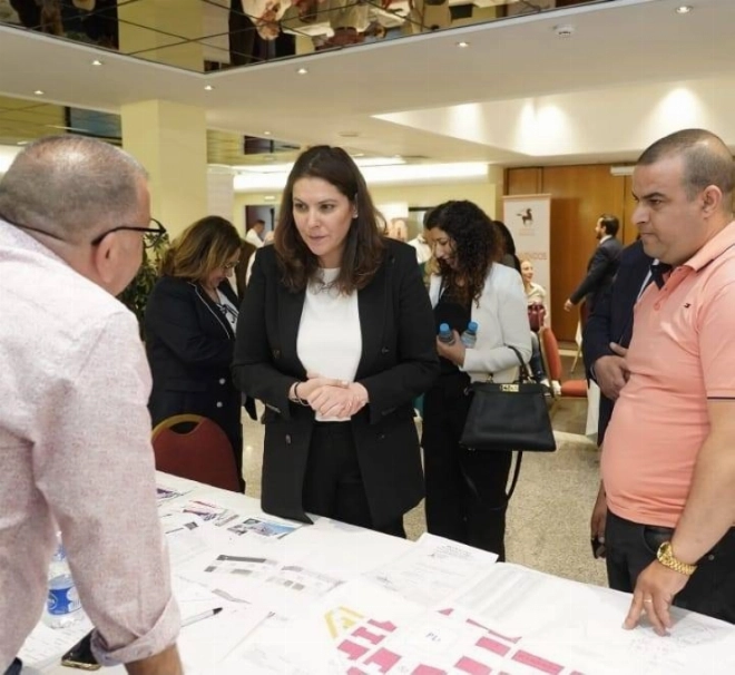 La ministre Fatima Ezzahra El Mansouri s'entretenant avec un exposant