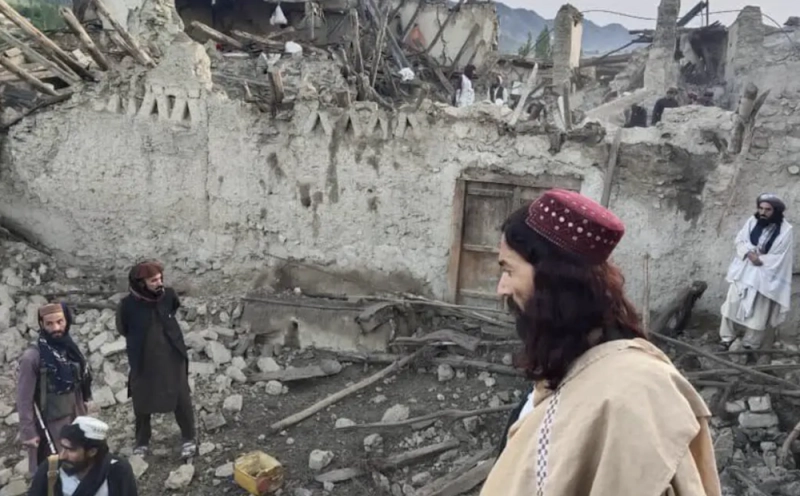 En quelques instants, la zone afghane touchée s'est transformée en ruines