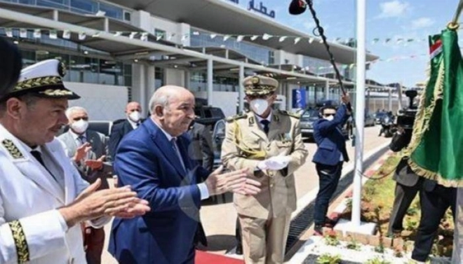 Quand le président inaugure, le chef militaire ne le lâche pas d'une semelle