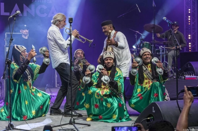 Le trompettiste suisse Erik Truffaz en fusion avec le Maâlem Hamid Kasri lors du concert d'ouverture à Jazzablanca 2022©Sife.ElAmine.HD-7256