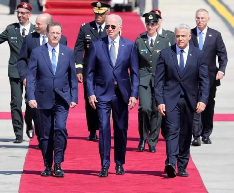 Le Président américain, entouré du Président et du Premier ministre israéliens, à son arrivée à Tel-Aviv