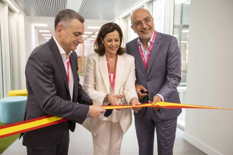 De G à D - Youssef El Aoufir, directeur général Intelcia, Sandra Gibert Solans, PDG Intelcia Spain & Latam et Karim Bernoussi, co-fondateur et PDG d’Intelcia.