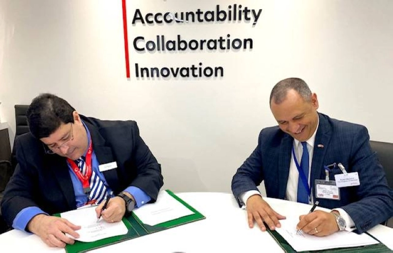 Ryad Mezzour et Kristopher Pinnow, le vice-président chaîne d’approvisionnement de Collins Aerospace.
