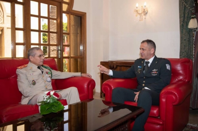 Le Lieutenant-Général Belkheir Al-Farouq s'entretenant avec le chef de l'armée israélienne, Aviv Kochavi