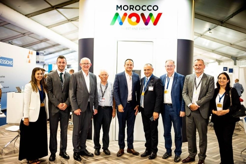Les officiels irlandais et marocains devant le stand Morocco Now du salon Farnborough en Grande Bretagne