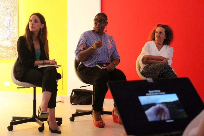 Selma Naguib, co-commissaire, Christine Eyene, Directrice artistique et l'artiste Khadija Tnana lors de la conférence de presse de la 5ème édition de la Biennale Internationale de Casablanca.