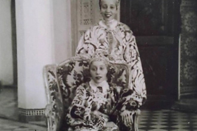 La défunte en position assise dans cette photo prise au cours des années trente