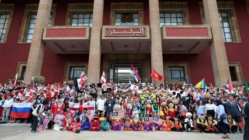 Devant le parlement à Rabat, photo de famille des participants au Festival international des Enfants de la Paix