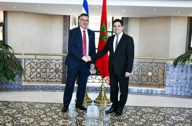Nasser Bourita accueillant Gideon Sa'ar au siège du ministère des Affaires étrangères à Rabat.