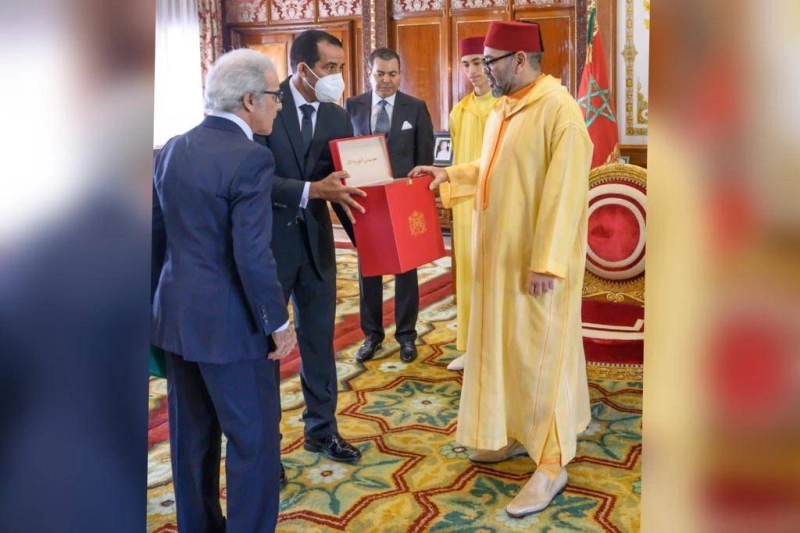 Le Roi Mohammed VI recevant le rapport du Wali de Bank Al Maghrib