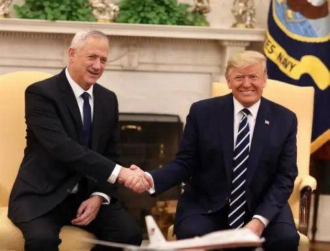 Même s'il ne l'avait pas déclaré publiquement, Trump avait bien montré qu'il appréciait Gantz - Credit : Elad Malka