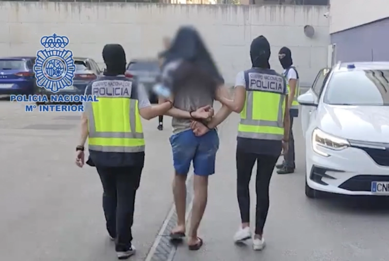 Image de la police espagnole de l'arrestation de l'un des deux djihadistes