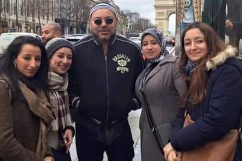 Le Roi Mohammed VI avec des citoyennes marocaines. Un Marocain parmi ses compatriotes.