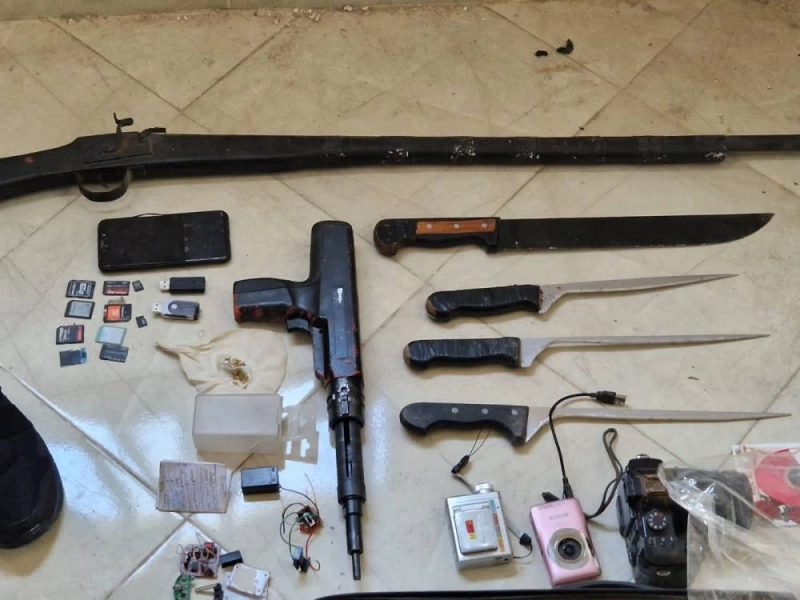 Aperçu d'une partie des objets trouvés chez le suspect