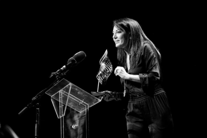 Maryam Touzani recevant le Prix de la Mise en scène au 15e festival d' Angoulême en France.