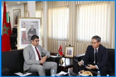 Le ministre Mehdi Bensaid s'entretenant avec l'ambassadeur de la République de Corée au Maroc à Rabat, Keeyong Chung
