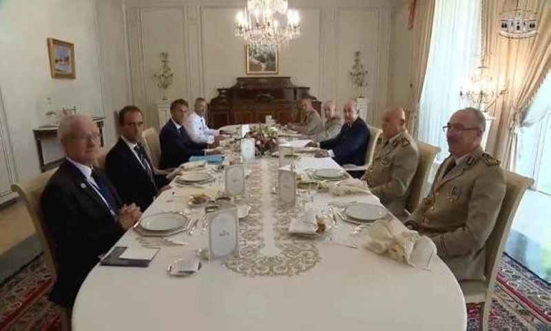 Trop de mouvements dans l'armée algérienne après la visite du président français. Une visite pleine de "renseignements".