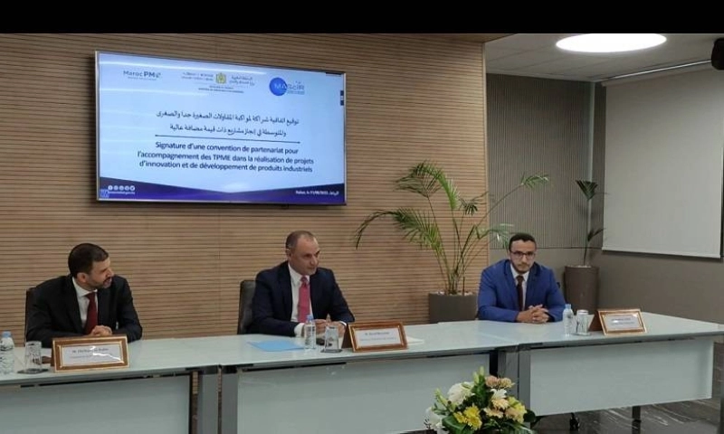 Le ministre de l’industrie et du commerce, Ryad Mezzour, le directeur général de Maroc PME, Brahim Arjdal, et le président de MASCIR Hicham El Habti lors de la signature le convention.
