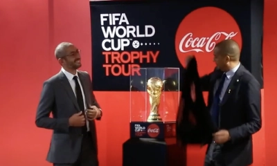 Mehdi Alami et David Trezeguet dévoilant la Coupe du monde.