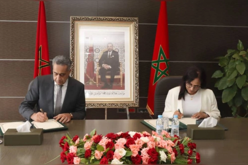 Abdellatif Hammouchi et Amina Bouayach signant l'accord-cadre DGSN-CNDH