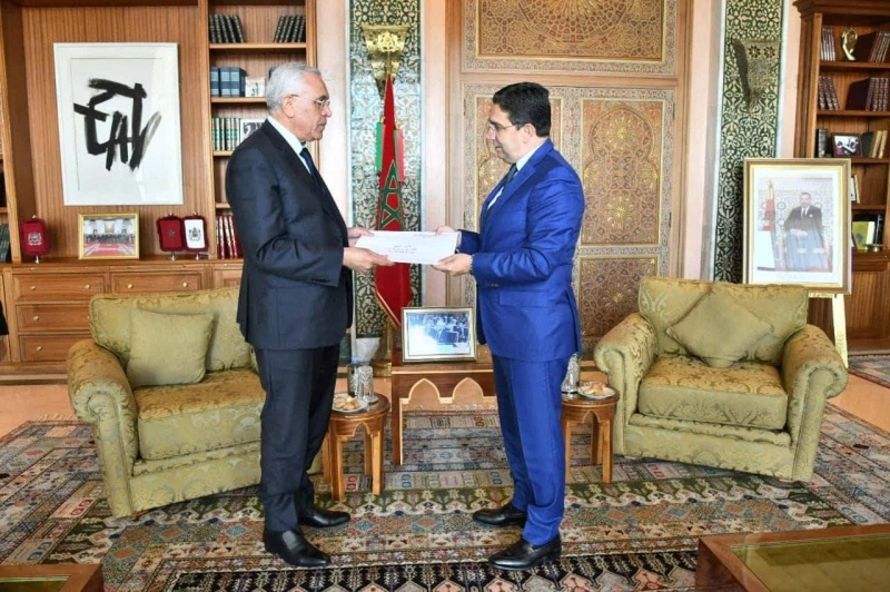 Nasser Bourita recevant la lettre d'invitation des mains de Abderrachid Tebbi