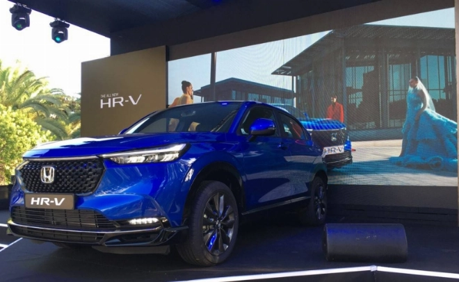 Le Honda HR-V 3ème génération est doté d'une nouvelle calandre ton caisse, un capot plus long et une ligne de toit élancée