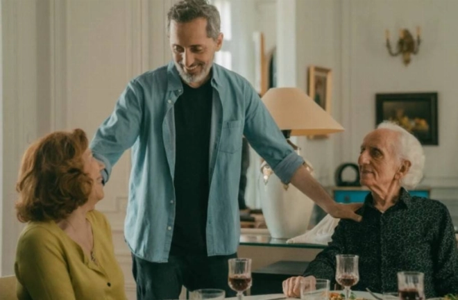 Gad Elmaleh et ses parents dans Reste un peu.