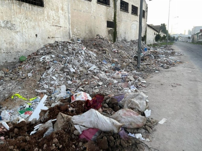 Une décharge sauvage au milieu du quartier industriel de la Villette