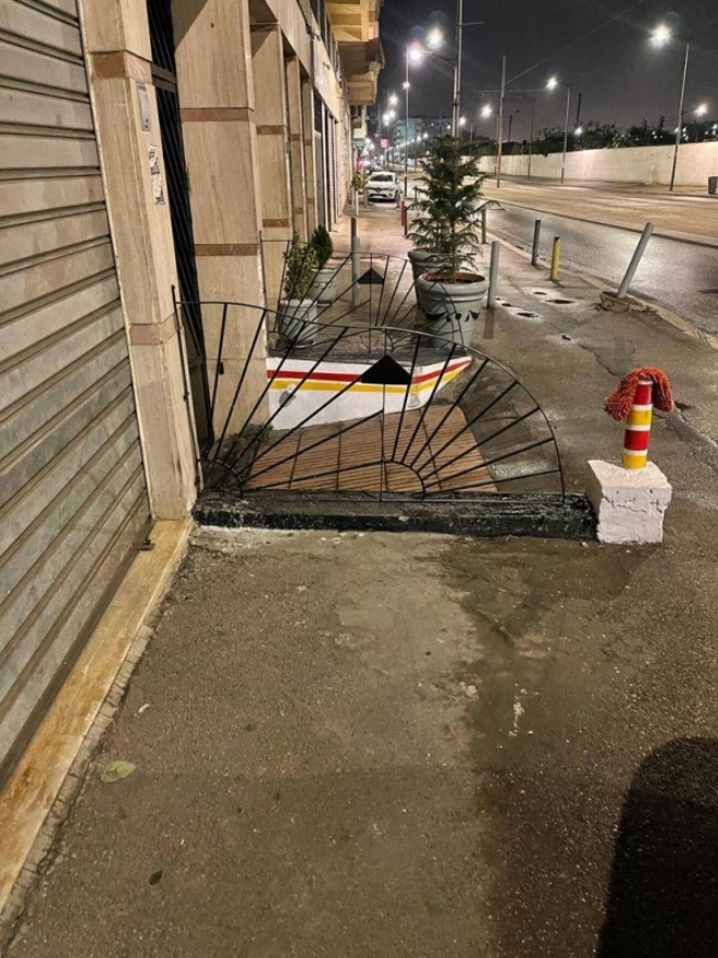 A qui appartient le trottoir?