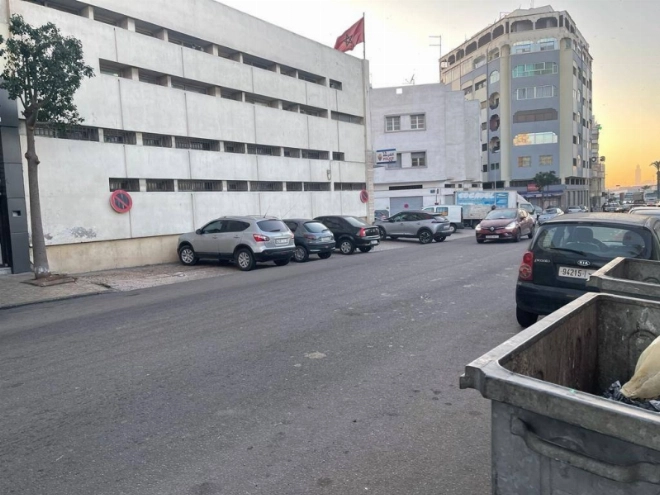 Et là, c'est un commissariat qui sait pourtant que l'occupation du trottoir poussera les piétons à descendre sur la chaussée. Si même la police bafoue la règlementation...