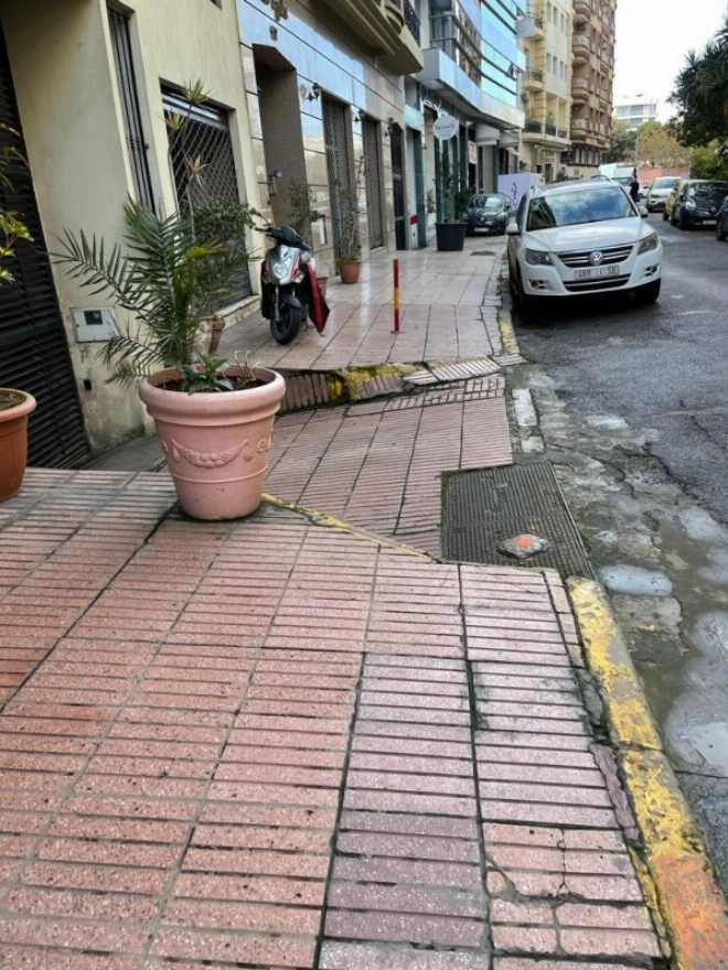 C'est pourquoi les poussettes ne marchent pas bien au Maroc. vaut porter son bébé sur le dos.