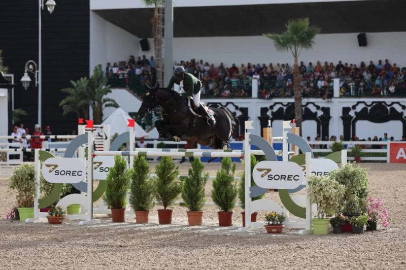 Le cavalier Abdelkebir Ouaddar survolant l'un des obstacles