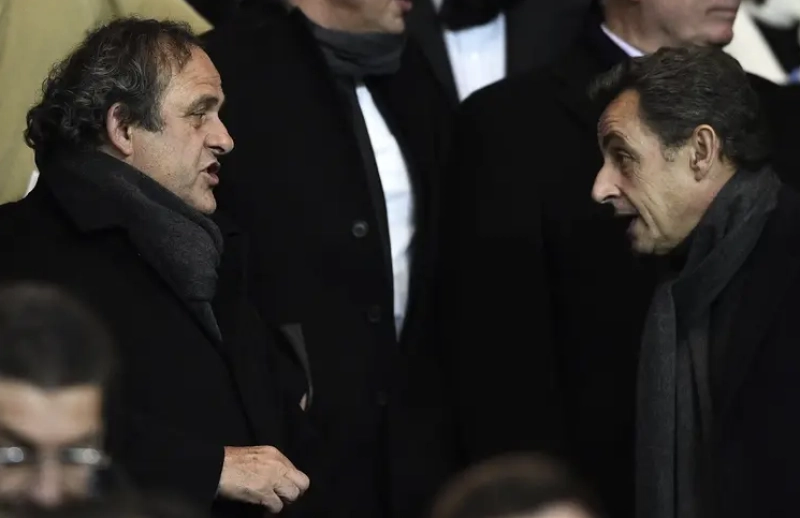 Nicolas Sarkozy avec Michel Platini. leur appui du Qatar était-il innocent?