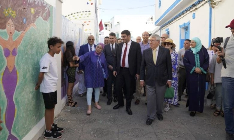 Mohamed Mehdi Bensaid, le ministère de la Jeunesse, de la culture et de la communication avec Mohamed Benaissa, le secrétaire général de la Fondation du Forum d'Assilah dans les rues d'Assilah