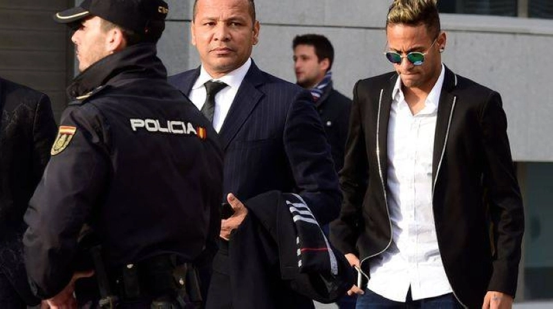 Neymar, à son arrivée au tribunal.
Photo AFP
