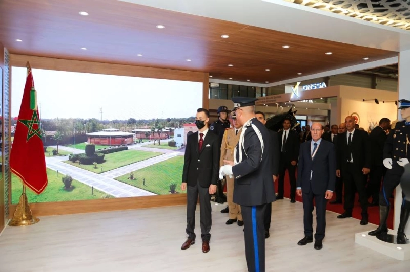 Le Prince héritier Moulay El Hassan visitant le stand d’exposition dédié à la DGSN.