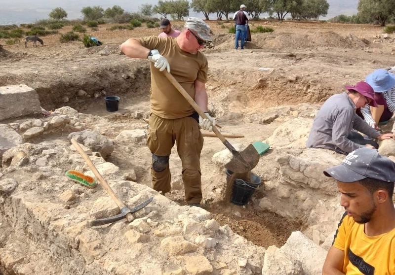 Le site romain se trouve à environ 6,5 km au sud de l'ancienne ville de Volubilis.