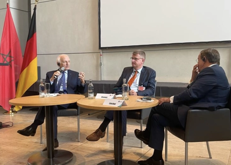 André Azoulay prenant la parole lors de la rencontre de Berlin abrité par le Bundestag