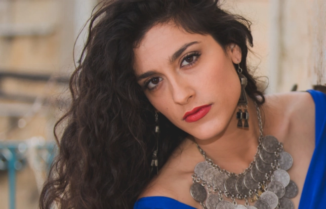 La nouvelle étoile du répertoire séfarade Mor Karbasi chante son amour pour la culture Amazigh à Dar Souiri.